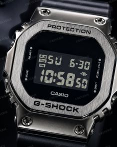 Metallist raamiga G-SHOCK digitaalne kell pööratud ekraaniga | GM-5600U-1ER