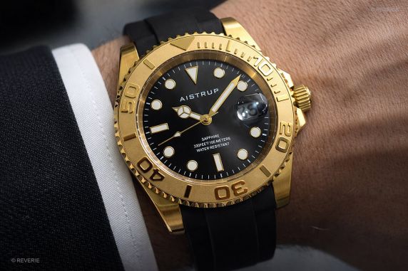 Aistrup sportlik meeste käekell musta sihverplaadiga, kuldtooniga pööratava raamiga ja musta kummirihmaga | AIW8804