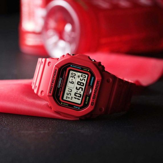 Punane G-SHOCK Energy Pack digitaalne kell välgukuvariga | DW-5600EP-4ER