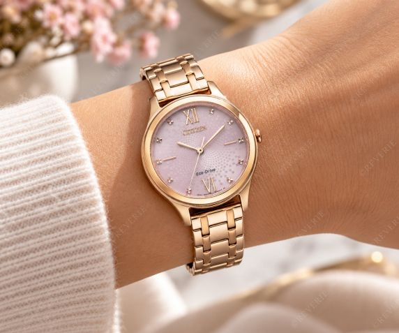 Citizen Eco-drive naiste käekell pärlmutter sihverplaadiga | Roosakullaga kaetud elegants kristall-tunnimarkeritega ja 180-päevase käiguvaruga | EM0503-75X