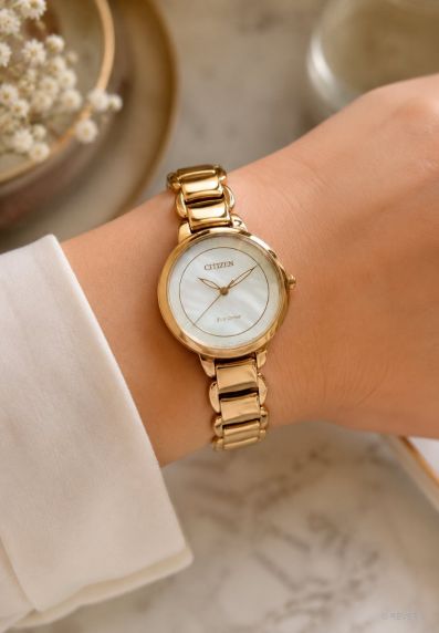 Citizen Eco-drive naiste käekell pärlmutter sihverplaadiga | Roosakullaga kaetud elegants kuue kuu käiguvaruga | EM0673-83D