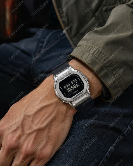 Metallist raamiga G-SHOCK digitaalne kell pööratud ekraaniga | GM-5600U-1ER